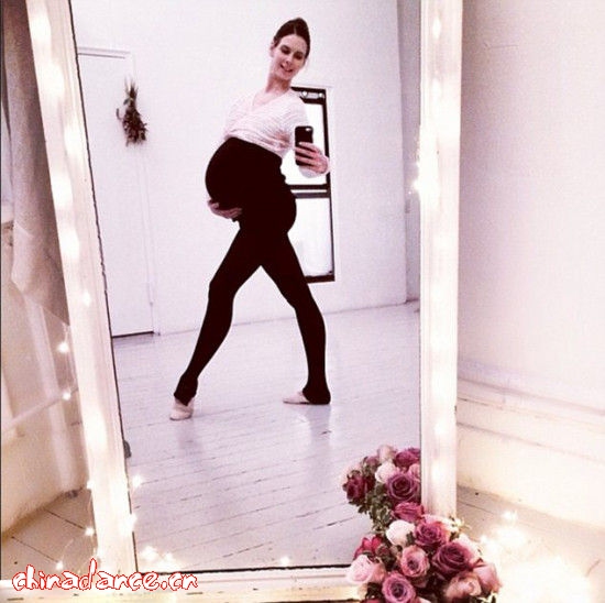 美芭蕾舞蹈家孕39周仍翩然起舞